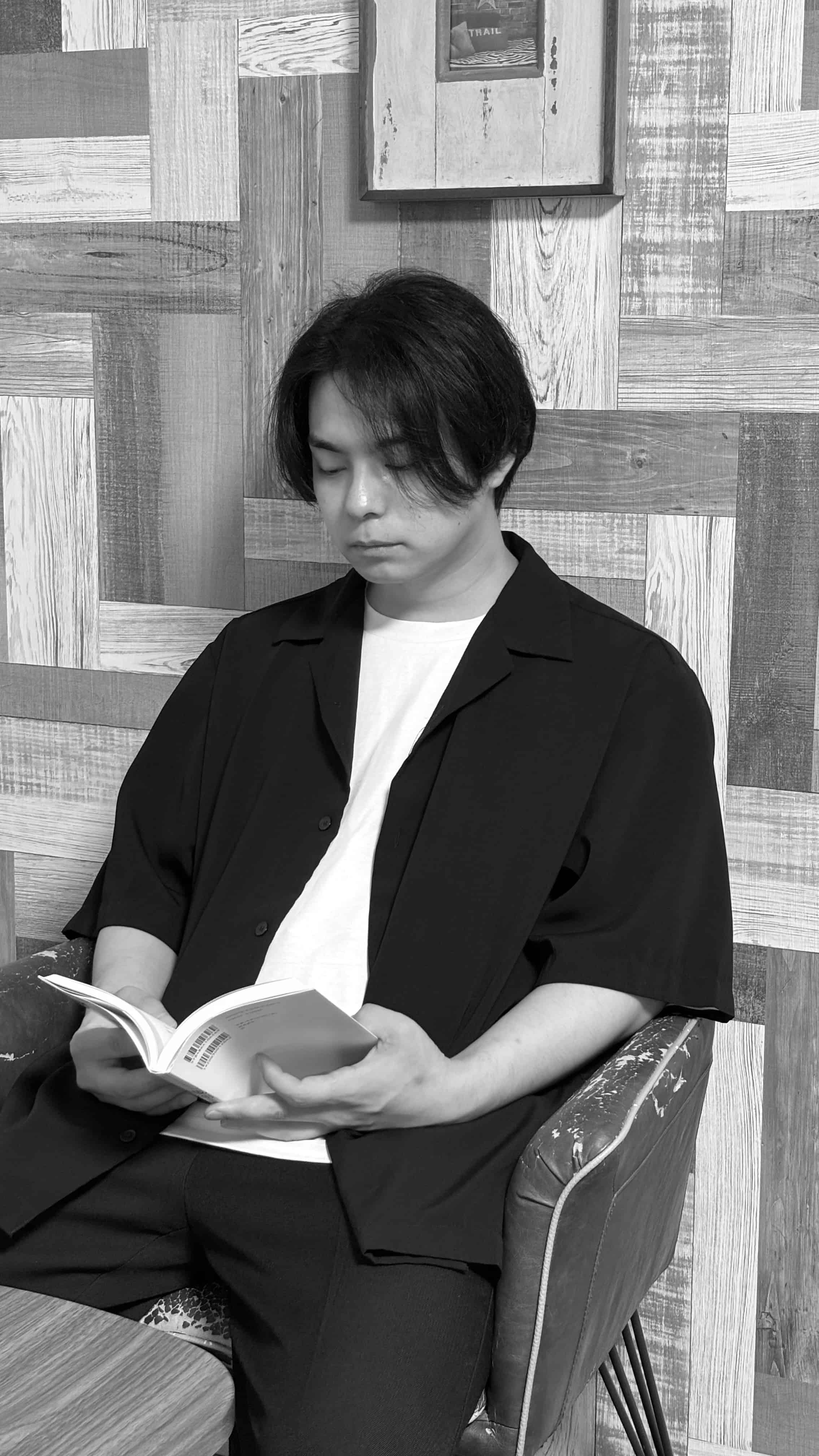 三瀬洋平が本を読む画像